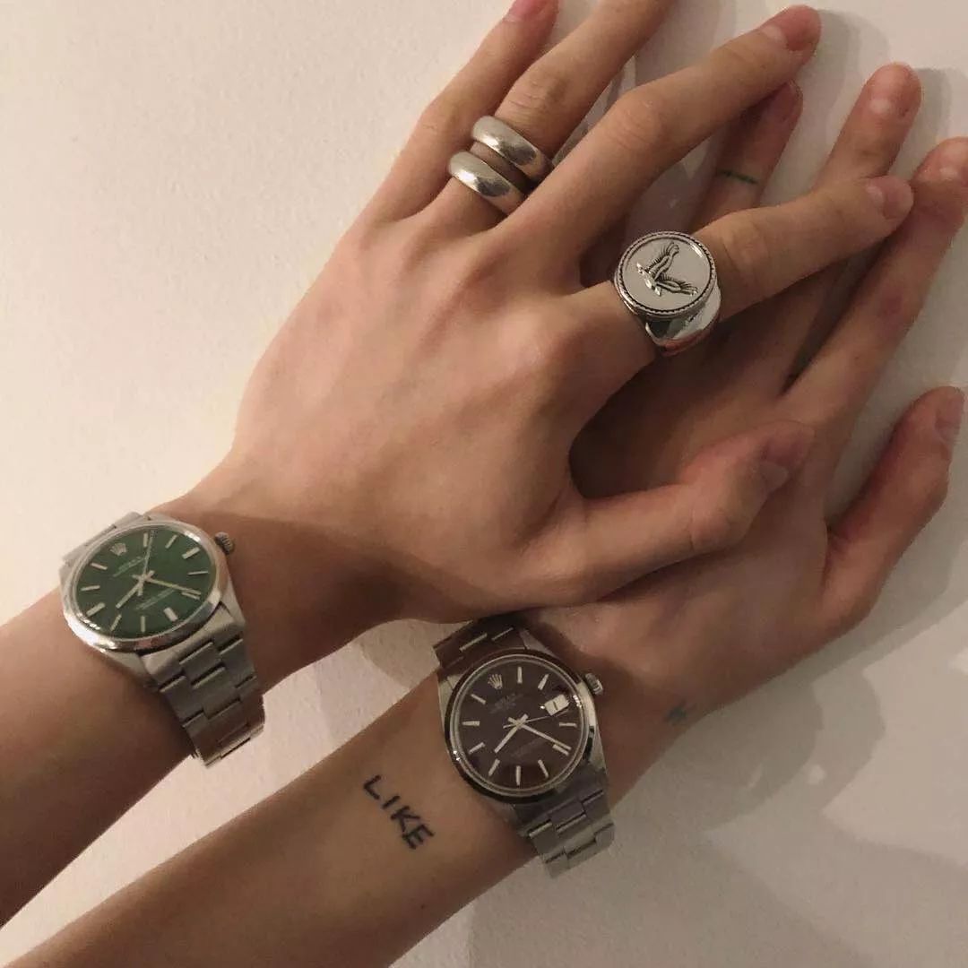 拎箱包的女人,女士买奢侈品包包还是买名表