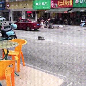 一群精神小伙打架路人拿关公刀,多人持棍棒打砸电动车