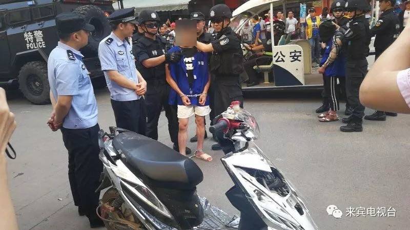 一群精神小伙打架路人拿关公刀,多人持棍棒打砸电动车