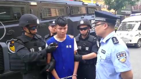 一群精神小伙打架路人拿关公刀,多人持棍棒打砸电动车