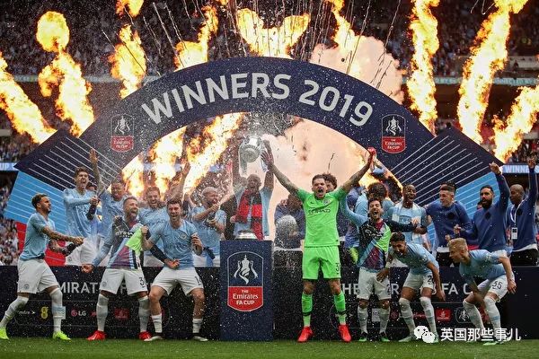 「vlog」登上球队大巴，被几万球迷包围，曼城四冠王夺冠巡游简直不能更嗨！