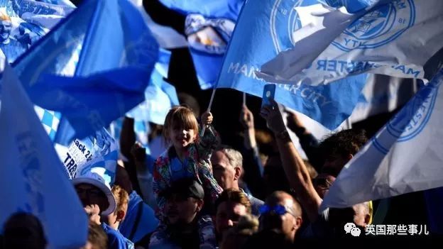 「vlog」登上球队大巴，被几万球迷包围，曼城四冠王夺冠巡游简直不能更嗨！