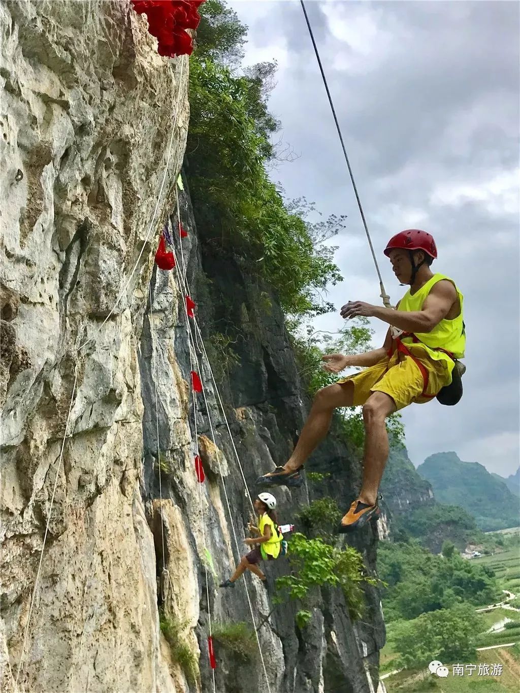 马山自然攀岩比赛图片,舞动广西广场舞大赛马山