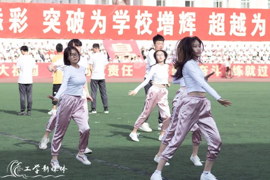 鍝堝皵婊ㄥ笀鑼冨ぇ瀛﹁繍鍔ㄤ細鍏堝濂崇,鍏堝濂崇