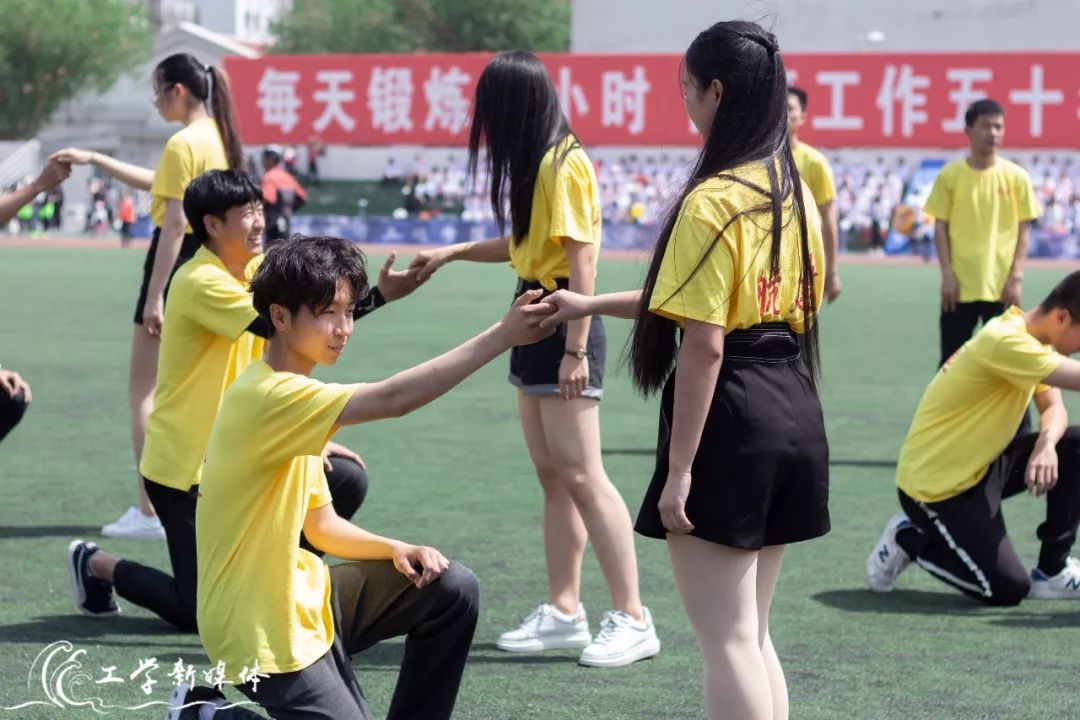 鍝堝皵婊ㄥ笀鑼冨ぇ瀛﹁繍鍔ㄤ細鍏堝濂崇,鍏堝濂崇