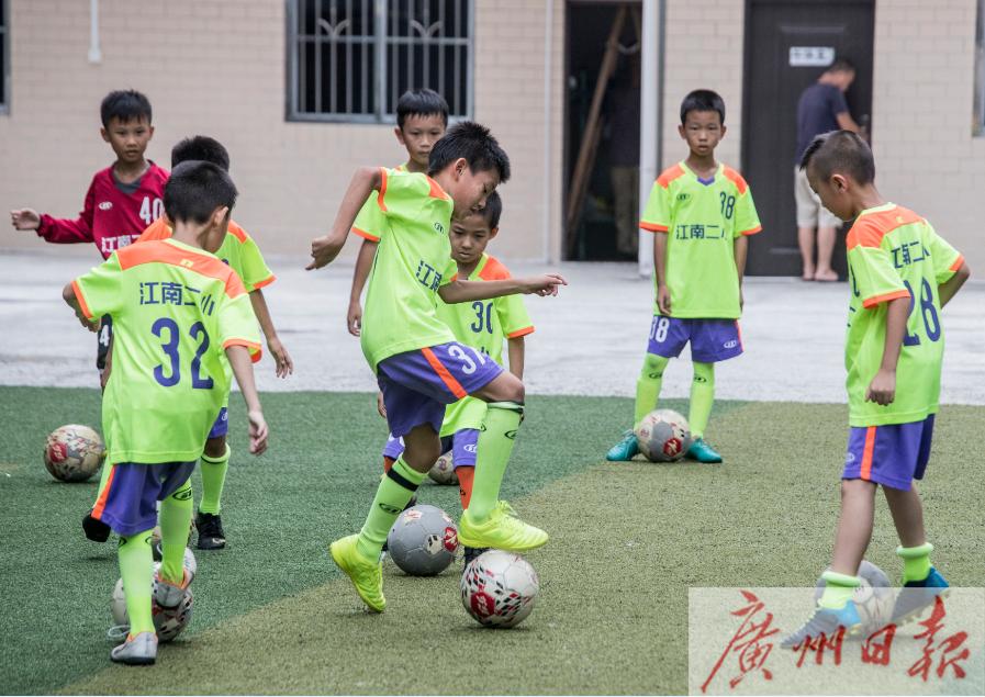 踢出“世界波”红遍全国的小学生是他！经常对着真人墙练任意球