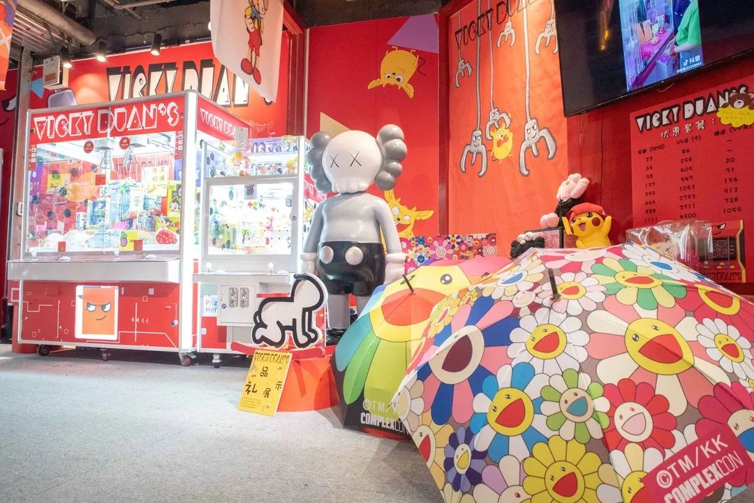 0.01元限量秒杀80枚娃娃机游戏币，AJ、Champion...带你探秘这家满是潮牌的娃娃机店！