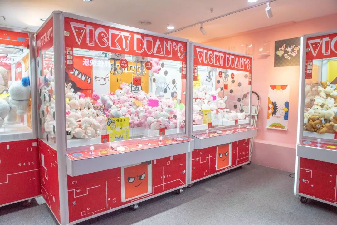 0.01元限量秒杀80枚娃娃机游戏币，AJ、Champion...带你探秘这家满是潮牌的娃娃机店！