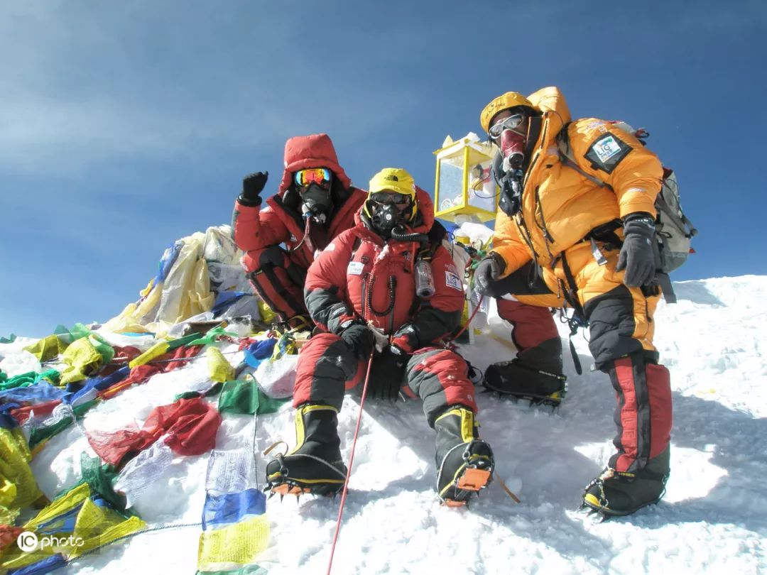 1950年登顶珠峰高清图,珠峰66年登山视频