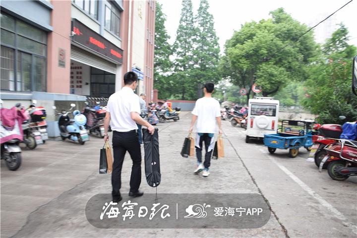 今天，海宁有61个小朋友收到神秘礼物，圆“小小心愿”