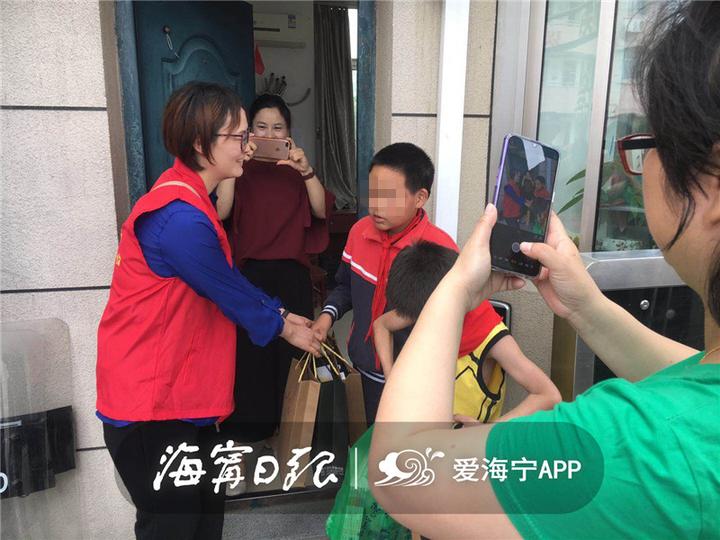 今天，海宁有61个小朋友收到神秘礼物，圆“小小心愿”