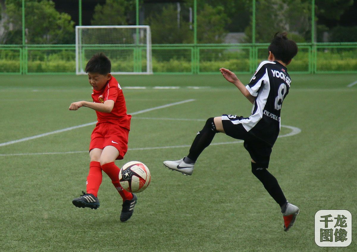 2019中韩足球少年绿茵场上过六一高鑫青训基地切磋球技比高低