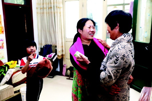 为残疾人和特困家庭撑起一片蓝天,大爱无疆为贫困孤儿撑起一片天