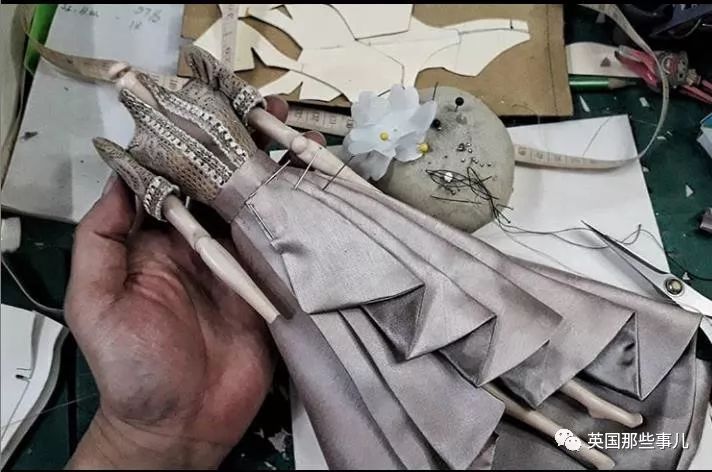 用布料给洋娃娃做衣服,手工高定时装