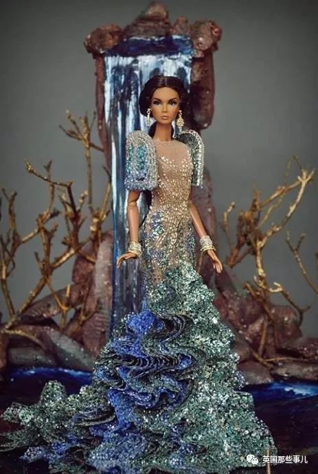 用布料给洋娃娃做衣服,手工高定时装