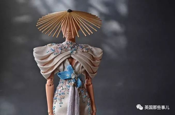 用布料给洋娃娃做衣服,手工高定时装