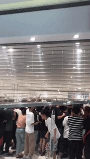 尺码都不看就疯抢,模特身上的扒走!今天一早,济南商场上演“疯抢大片”