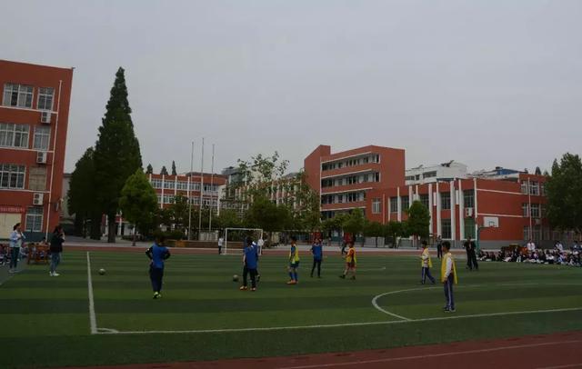 信阳市第一实验小学举行第三届校长杯足球赛