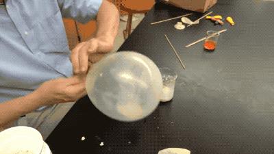 牛皮容易吹爆，但用这种普通食材泡过的气球戳不爆|科学DIY