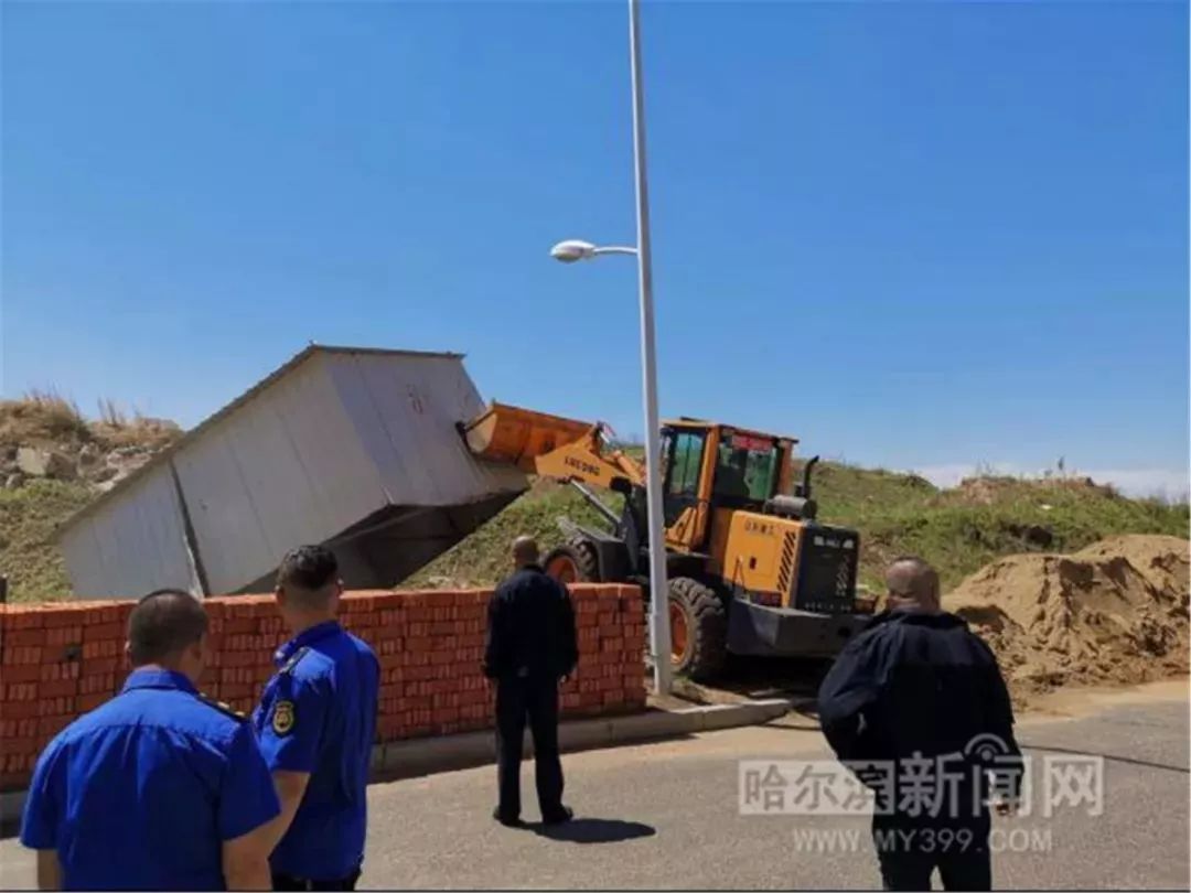 上铲车,道外东棵北四道街占道建材被清理|举报36类”闹心事“#让陈年”烂账“见光死#