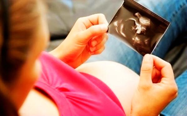 孕妇生娃想顺产不想内检,分娩时胎位不正是不是必须剖腹产