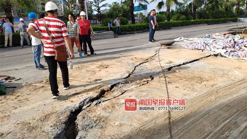 南宁最近发生的路面开裂,南宁东葛路塌陷视频