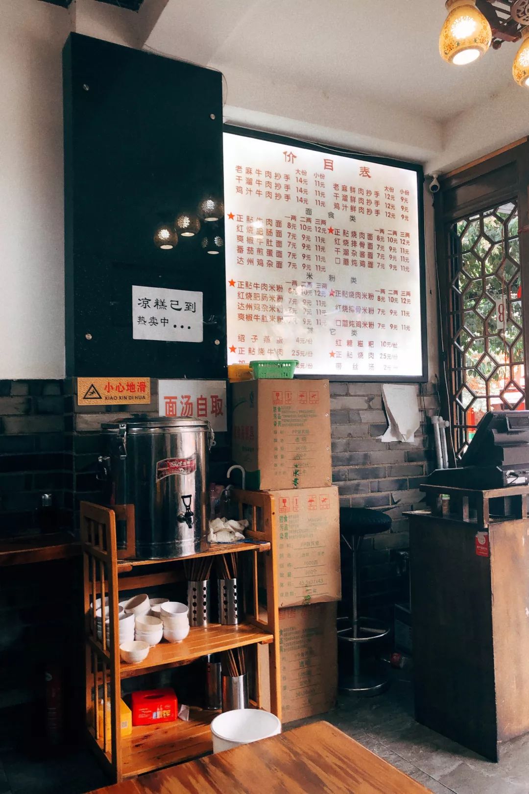 雨女有瓜|我去成都LV展出差的24小时吃成了真实的猪