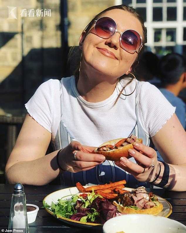 女子买了件黑色泳衣穿了10分钟还没下水胸部染出两条黑色印记