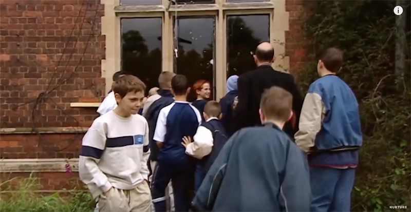 没有大人只有孩子一起住,没大人管的小孩