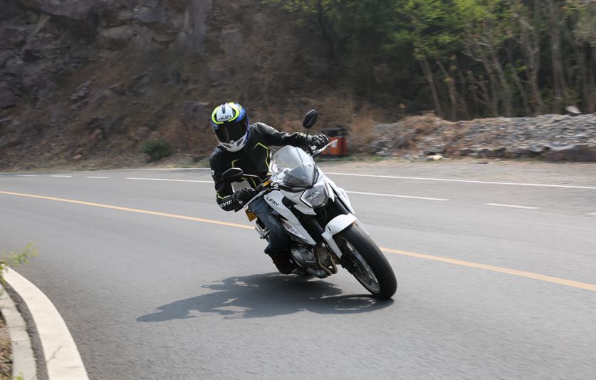 车评：24780元起，表现均衡易上手的双缸街车——KP350