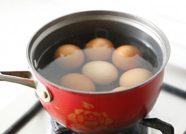 水煮鸡蛋容易粘壳是什么原因,熟鸡蛋粘皮的好还是不粘皮的好