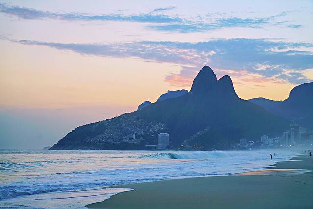 巴西是怎么成为足球王国的,巴西足球王国