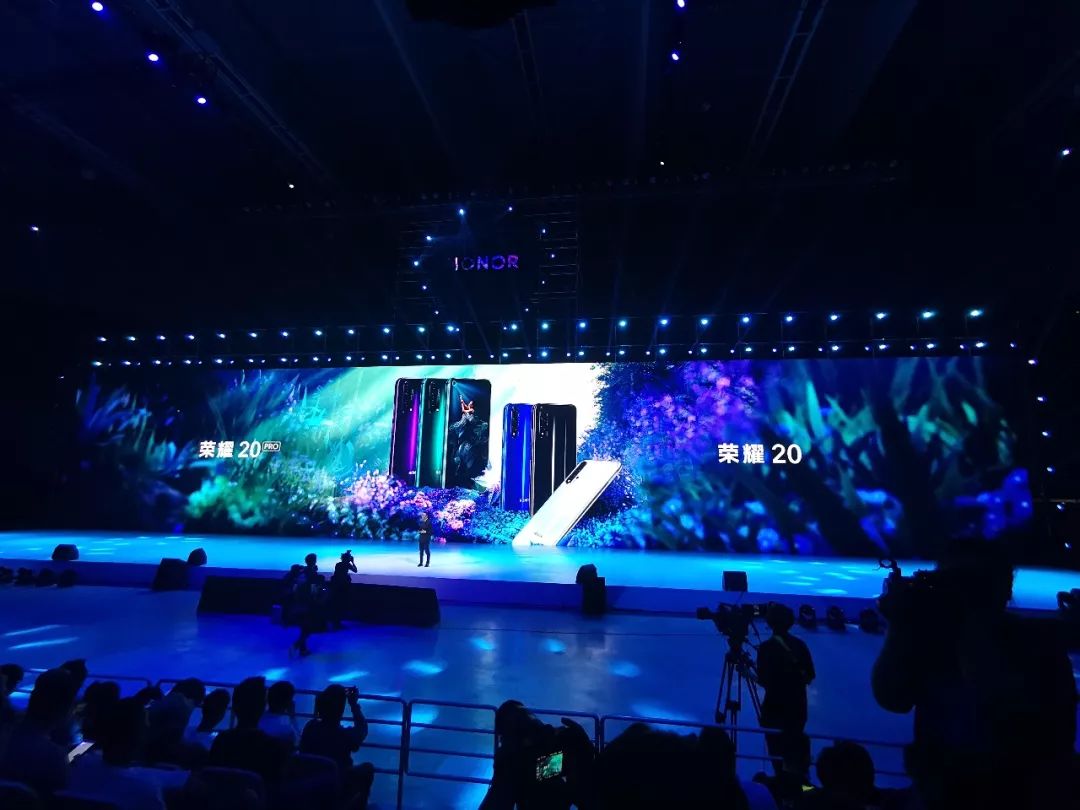 荣耀戴森阿迪、邓伦惠若琪,这个618,你为谁买单?丨Weekly