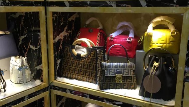 代购奢侈品假货违法么,带假货奢侈品过关被查到会怎么样