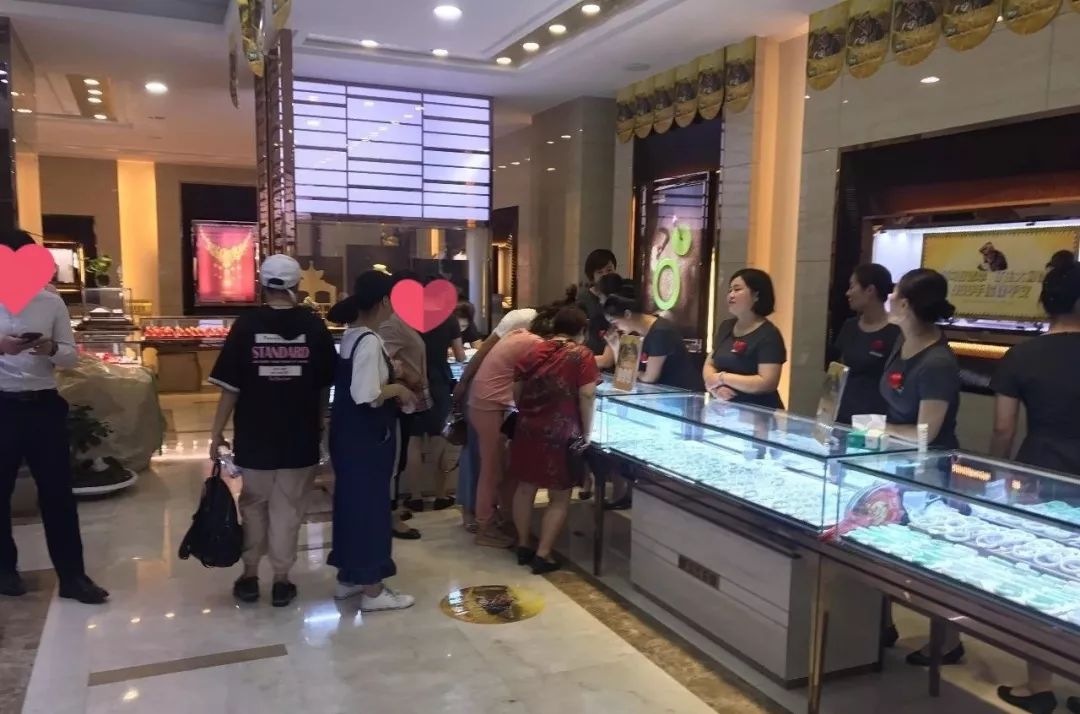 金店卖1万多翡翠实际价格是多少,万元翡翠千元购