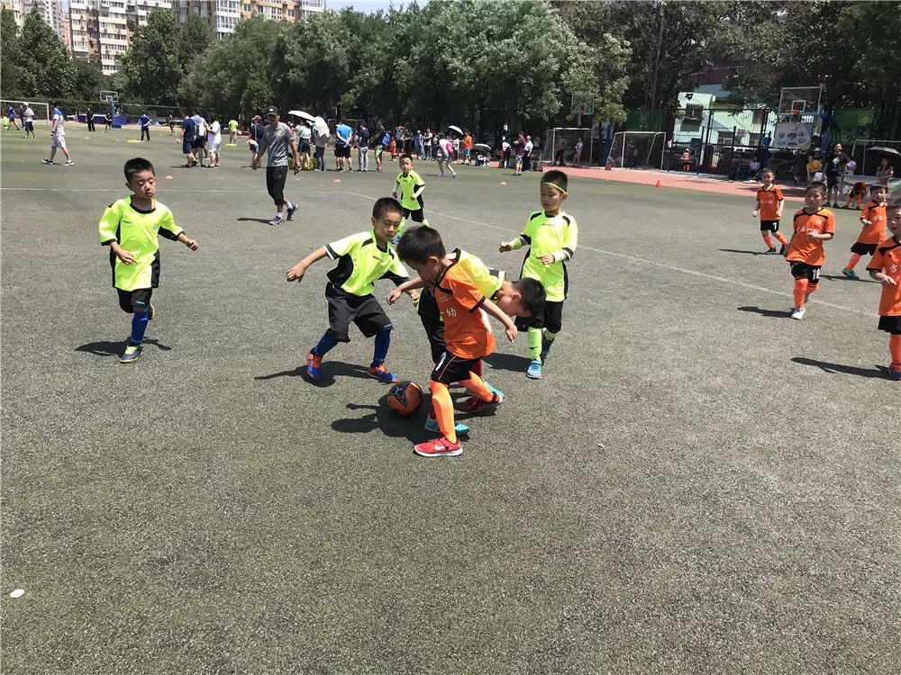 方庄教育集群举办第十九届方庄教育集群幼儿足球联赛暨第三届国安金冠杯幼儿足球联赛