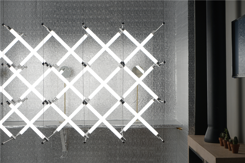 他从“马扎”中获得灵感，设计的灯具从米兰火到杭州……