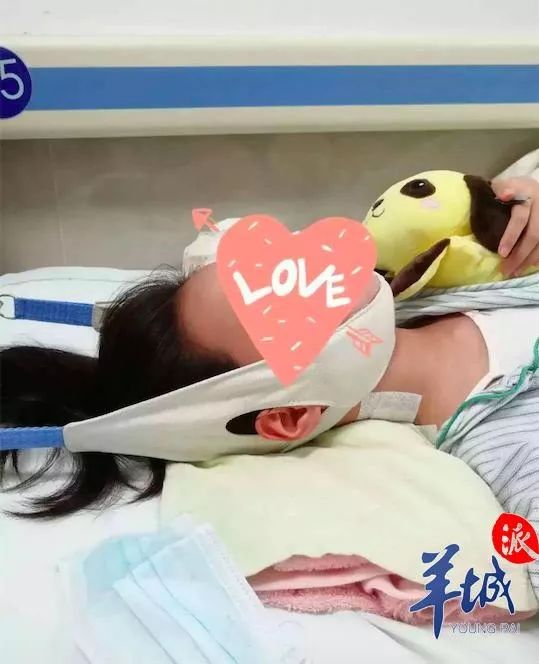 7岁小孩被足球砸到脑门要不要紧,小女孩踢球被撞