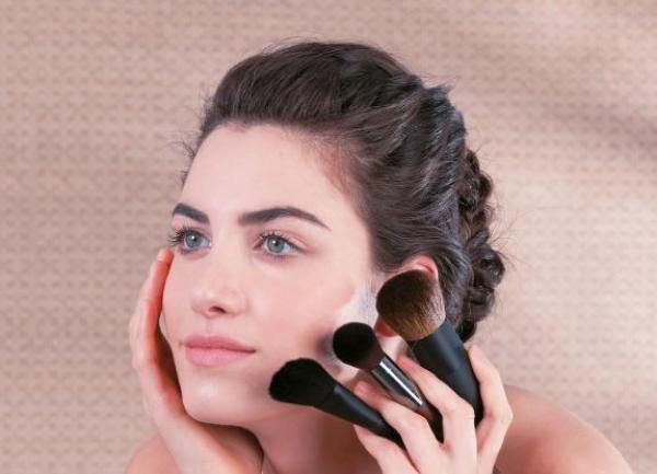 夏天脸上出汗多该如何上妆不脱妆,夏天出油脱妆适合什么补妆