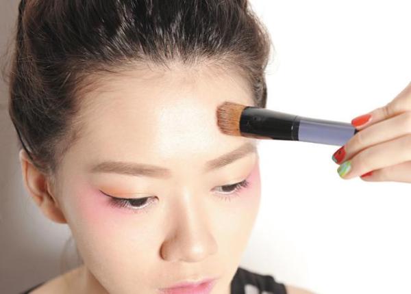 夏天脸上出汗多该如何上妆不脱妆,夏天出油脱妆适合什么补妆