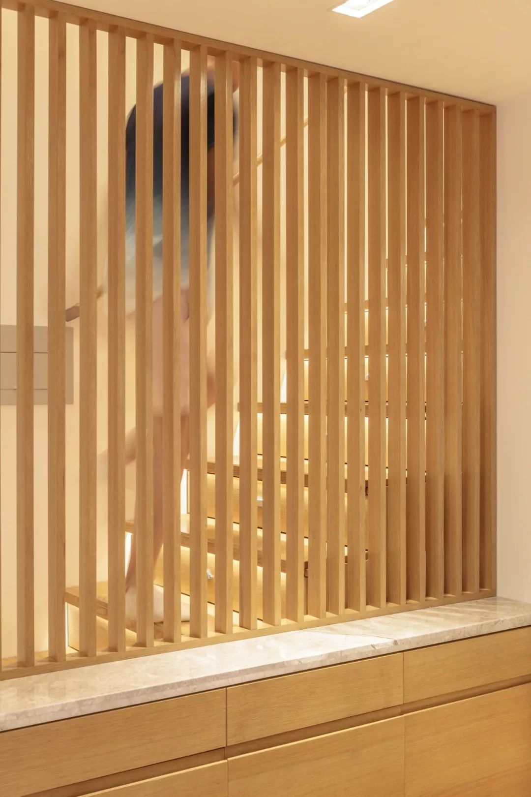 阳台很大要不要装窗帘,阳台太大能装铝合金窗吗