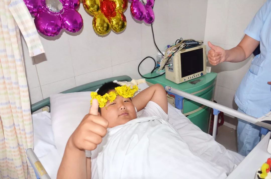 大手牵小手医护人员,大手牵小手致谢医护人员