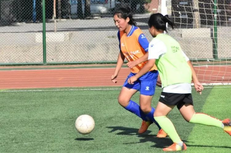 踢足球的混血女生,踢足球的女孩中国