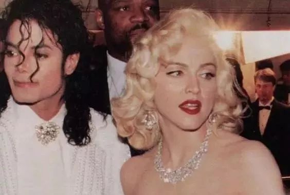 61岁高龄上演“婆孙恋”，坐拥上亿身价，这个老奶奶也太酷了吧