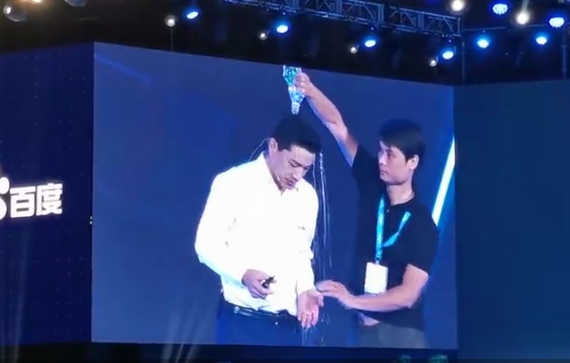 李彦宏演讲被泼水内幕曝光：泼水人身份信息遭扒微博“直男上树”直播泼水百度董事长李彦宏为何遭泼水