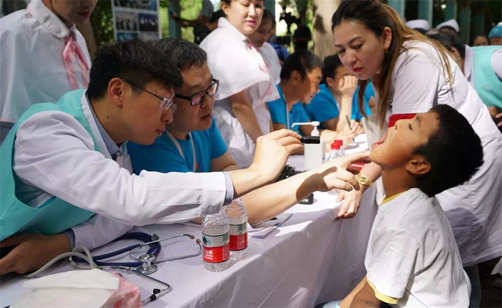 ta们这次*疆新**行，300个唇腭裂孩子微笑不再是奢望