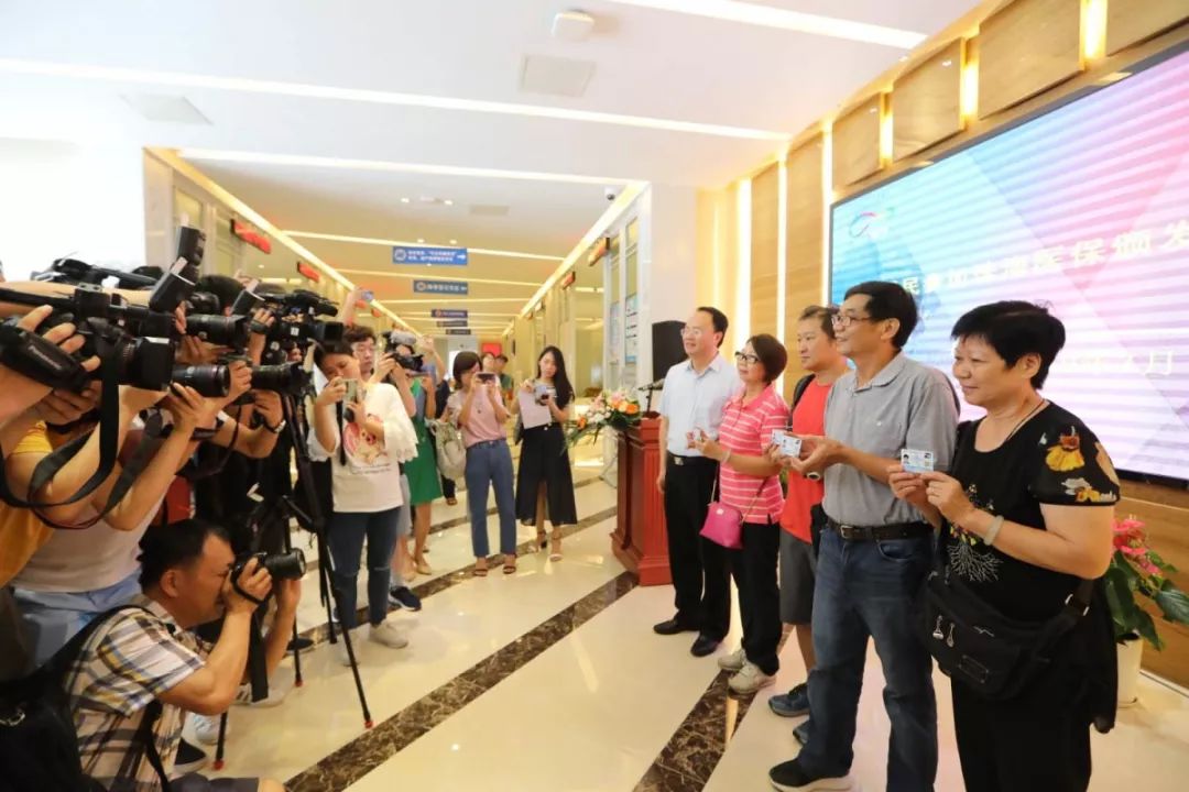 刚刚，首批澳门居民领到这张卡！万家医院可用