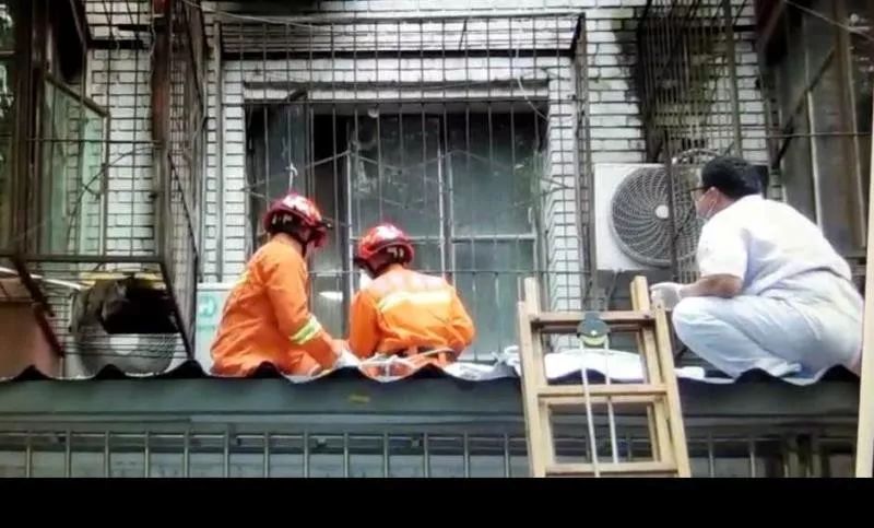 广州男子被困防盗窗被烧真实原因,上虞消防莫让防盗窗成为夺命窗