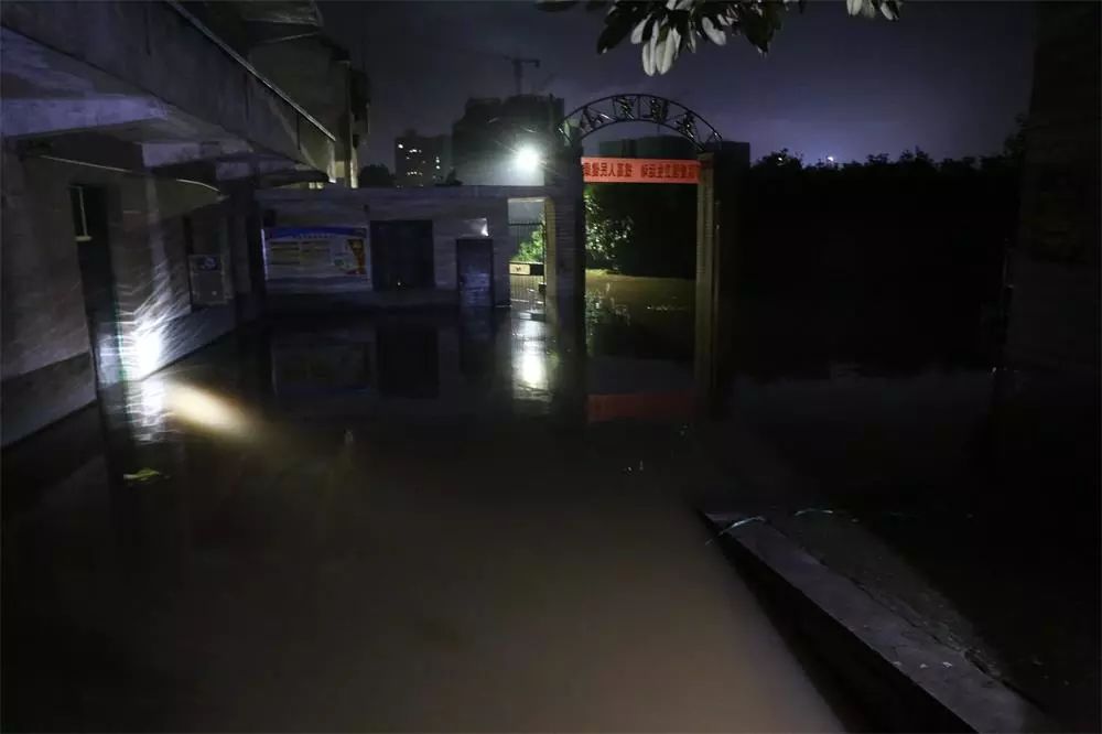 西渡镇3个村庄被淹900余名群众被困衡阳县公安闻“汛”而动紧急救援!