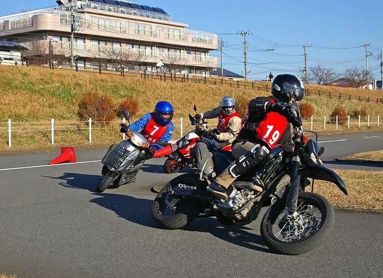 摩托车新手怎么练防止摔车,新手骑摩托如何避免摔车